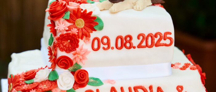 Hochzeitstorte Rot Rote Hochzeitstorte mit Schriftzug, Zuckerguss, Blumen, Figur